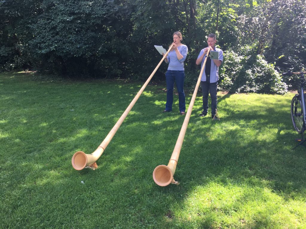 Alphorn Bläserin Manuela und Bläser Matthias